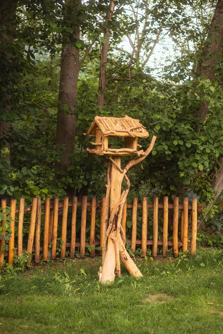 Drevená vtáčia búdka na stĺpe