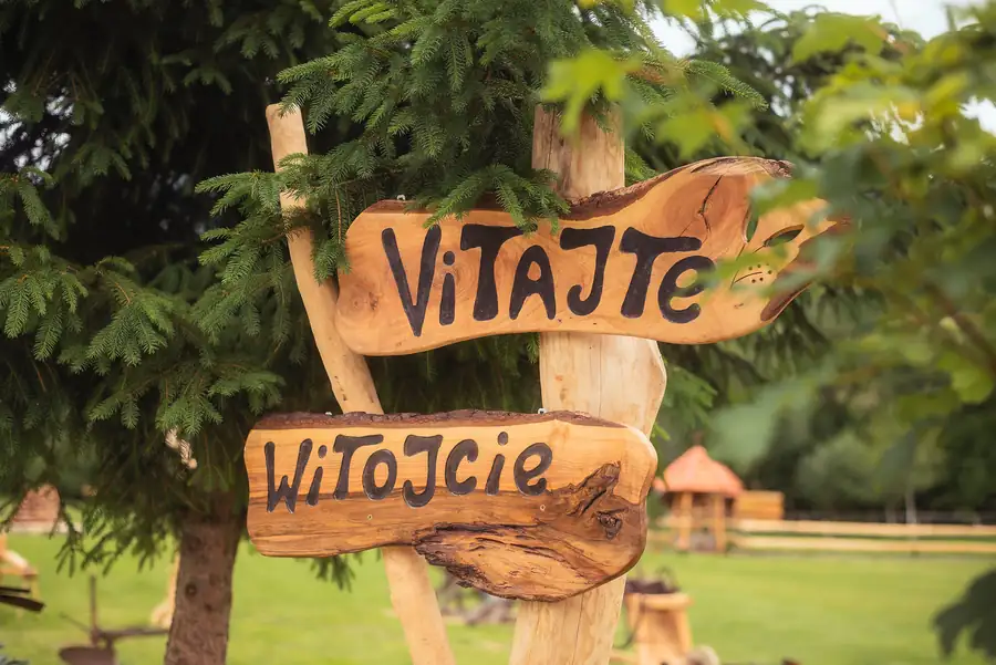 Drevená tabuľa s nápisom Vitajte
